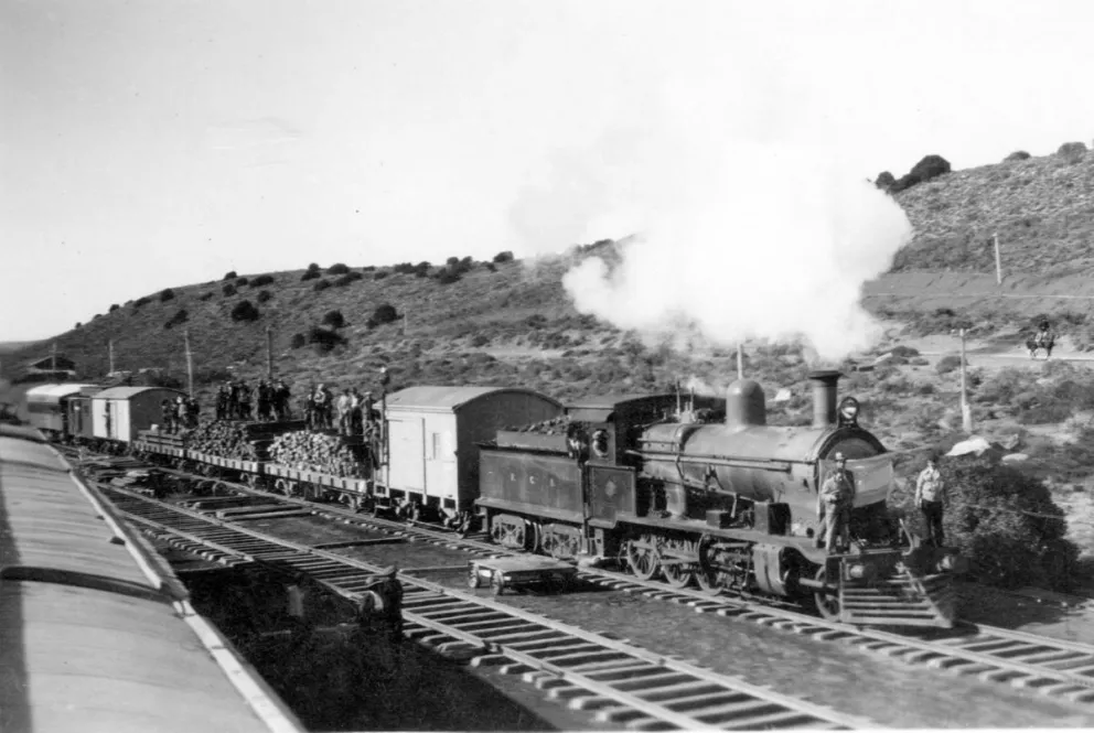 Asado y vino en botas para celebrar el arribo del ferrocarril
