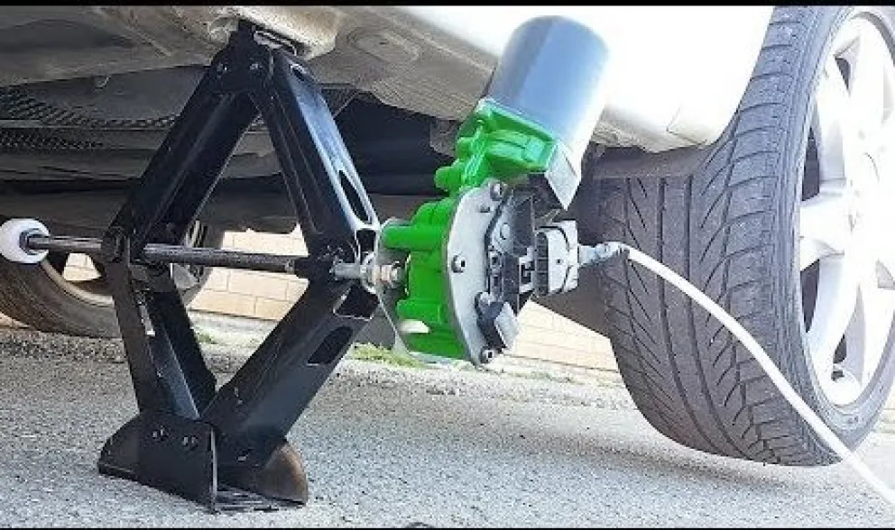 Se le cayó la camioneta encima mientras la arreglaba y se salvó de milagro