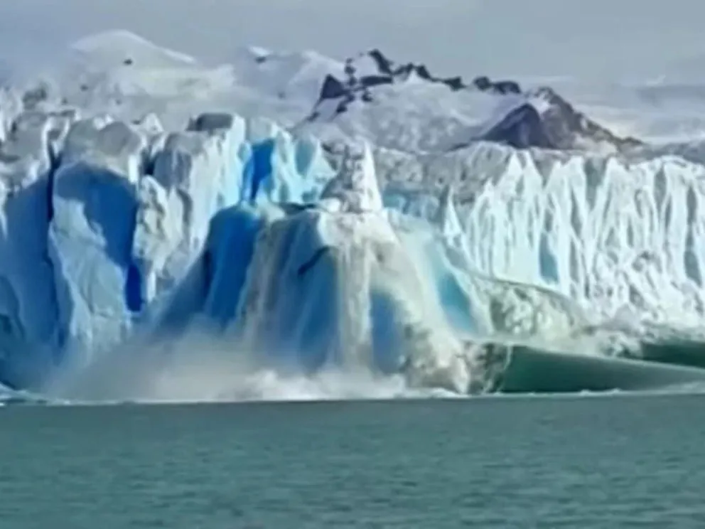 Mirá el impresionante desprendimiento de base en el Glaciar Perito Moreno