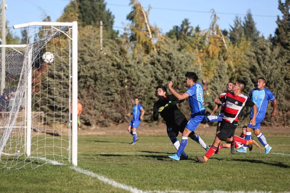 Dina Huapi ganó, clasificó y le metió presión a Lácar