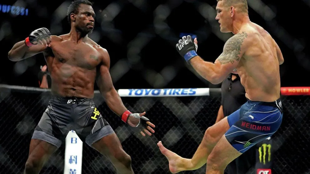 Impresionante lesión: luchador pegó una patada y se le partió la pierna