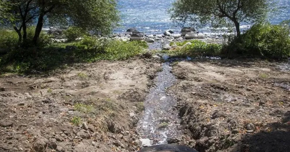 Preocupa la conducta social en las costas ante la baja del caudal del Nahuel Huapi