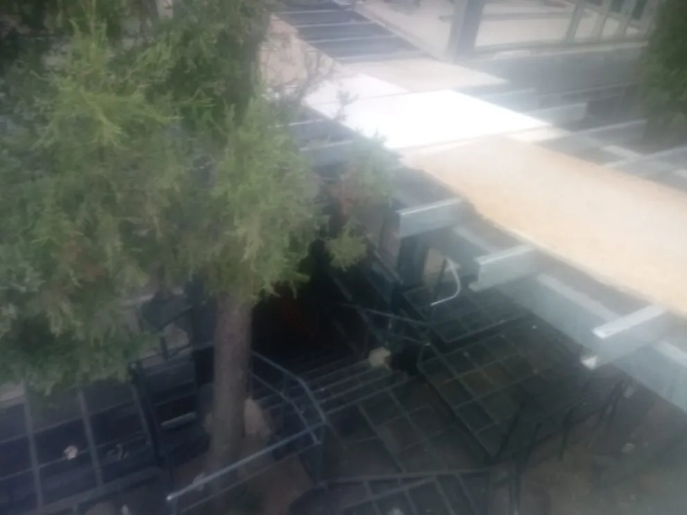 El obrero que cayó de un tercer piso sufrió una fractura de cráneo