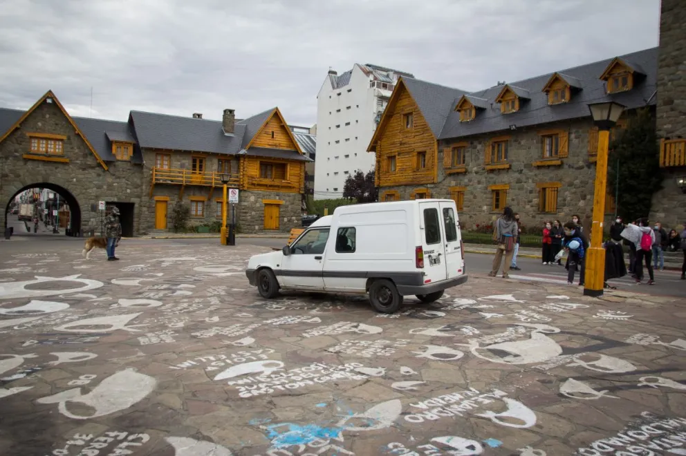 La calle estaba cortada y se mandó por el medio de la plaza del Centro Cívico
