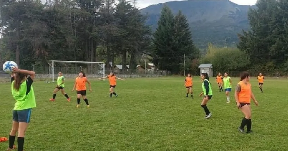 Comenzó en Bariloche la preselección para el primer equipo de fútbol femenino de la provincia 
