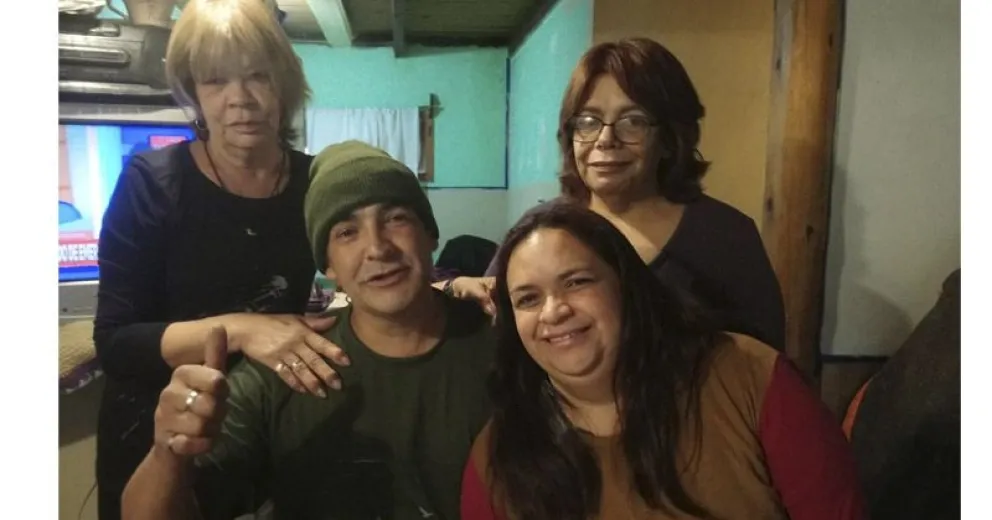 Marcelo del Valle se volvió a abrazar con tres de sus hermanas después de 21 años