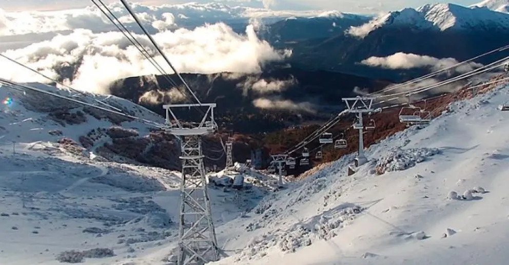 Hermoso y frío: cerro Catedral amaneció pintado de blanco