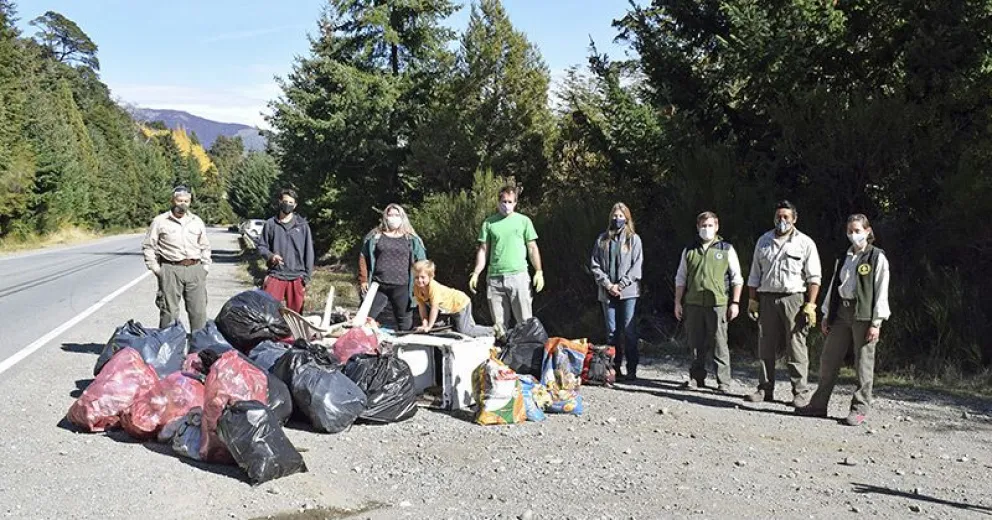 Llevaron adelante otra campaña de limpieza en las costas de los lagos