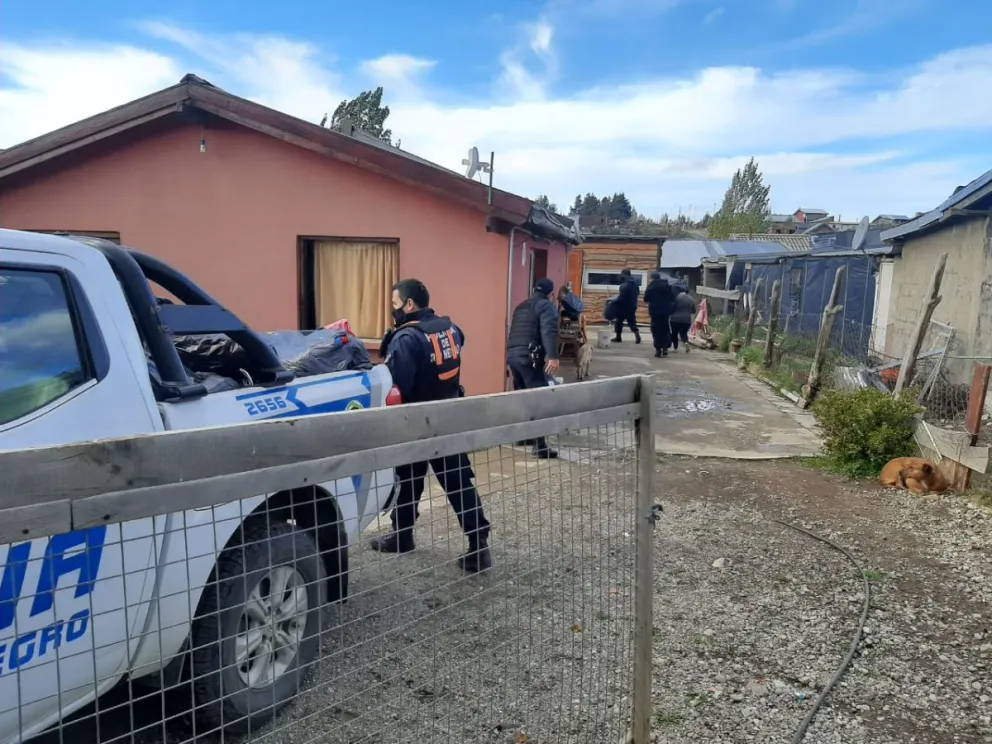Efectivos policiales donaron alimentos y ropa a un merendero de Bariloche