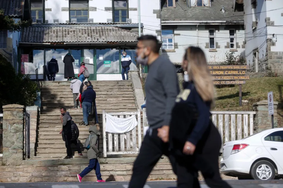 Largas filas para hisoparse en el Hospital Zonal y los trabajadores de la salud están al límite