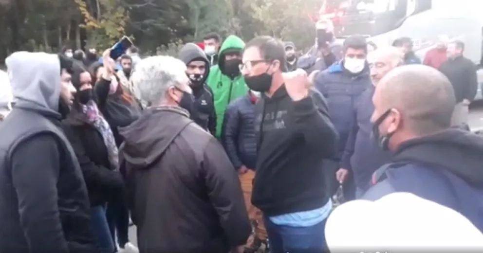 Enfrentamiento de vecinos de la Villa y camioneros chilenos por un "contrapiquete" en Ruta 40