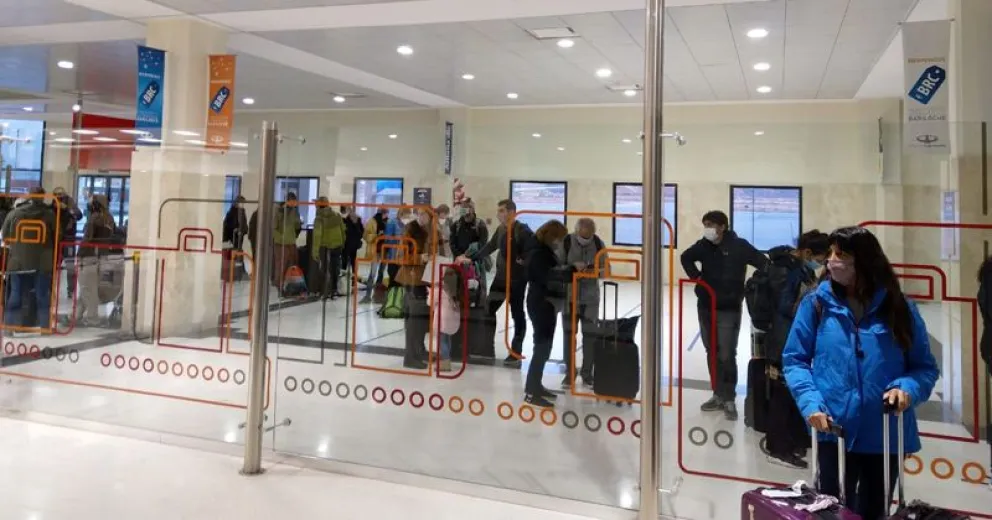 Largas colas en el aeropuerto de Bariloche por las nuevas medidas para ingresar a Río Negro