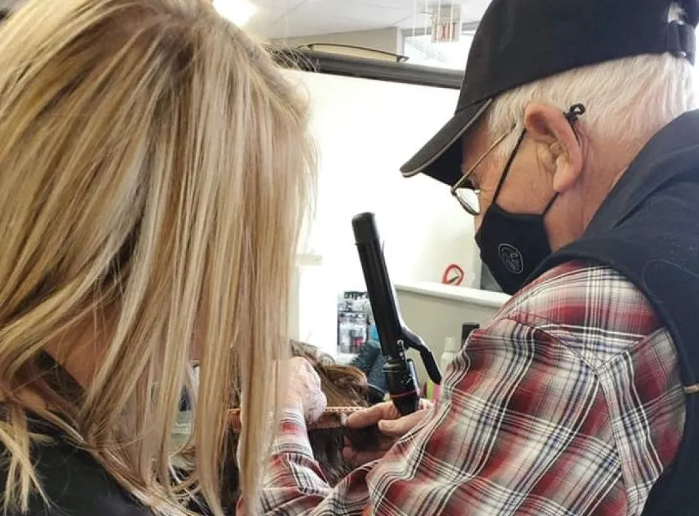 Tiene 79 años y entró a una escuela de belleza para poder peinar a su esposa