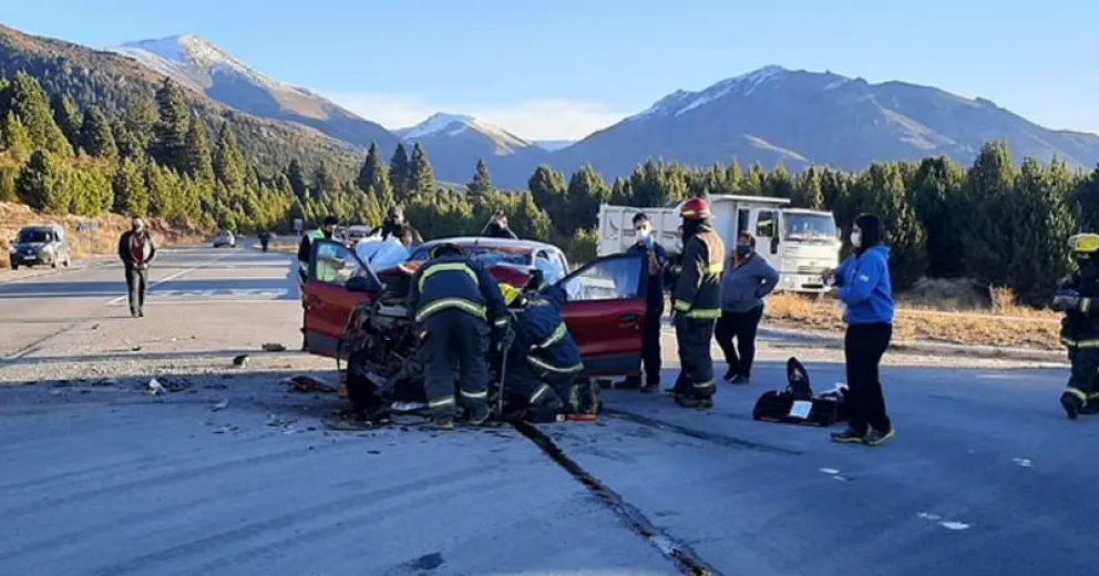 Protagonista del accidente se fracturó las dos piernas al chocar con la camioneta