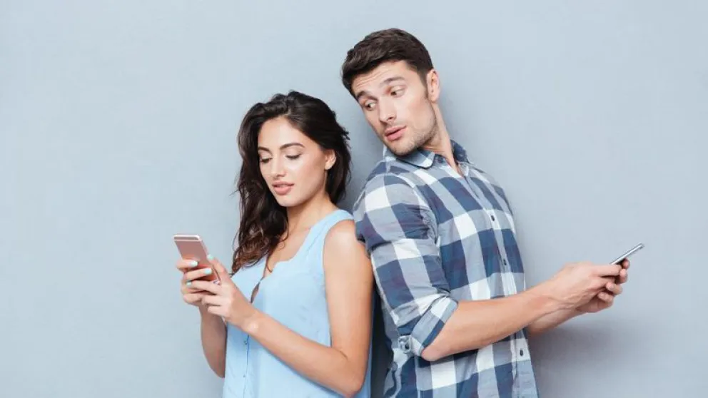 Los tres signos del zodíaco que más "stalkean" a las ex parejas