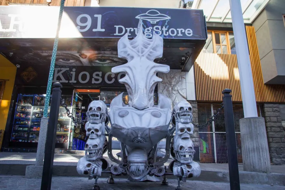 Nueva escultura en la primera cuadra de Mitre: "El Trono del Depredador"