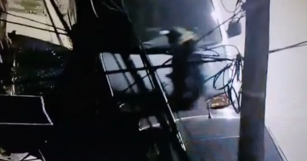 Sonríe que te estamos filmando: violentaron un vehículo estacionado y las cámaras los "escracharon"