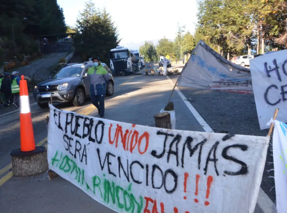Trabajadores de la Salud levantan corte en el puente Correntoso