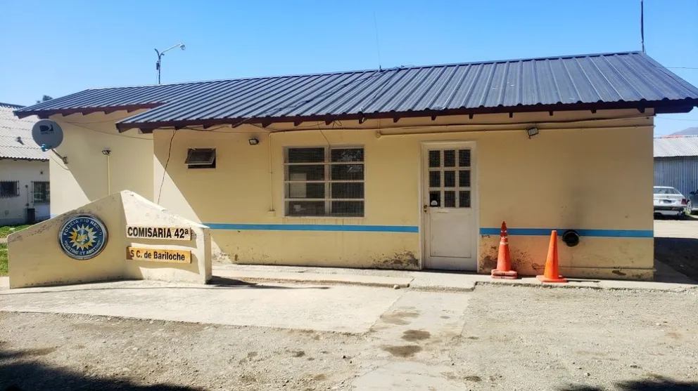 Se enojó porque detuvieron a su hijo, insultó a la Policía y fue a parar a la misma celda