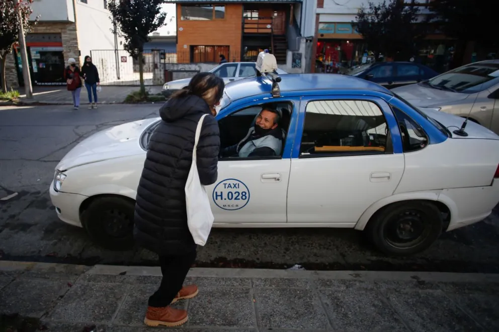 Comienza la temporada de verano y arranca la odisea para conseguir taxis y remises