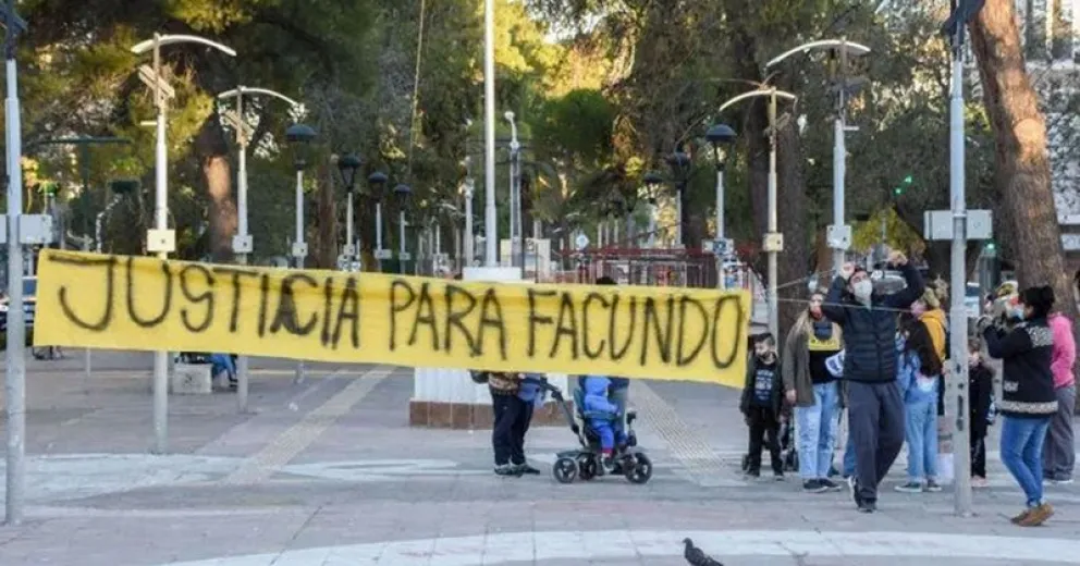 Neuquén: un joven erró un penal y sus compañeros casi lo matan a patadas