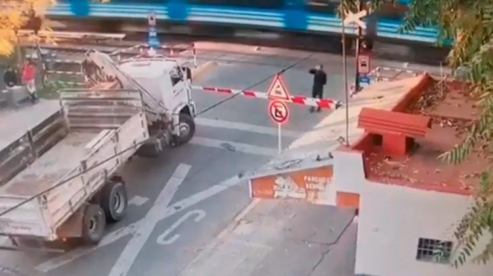 Un peatón cruzó las vías de tren sin mirar y fue embestido por la formación