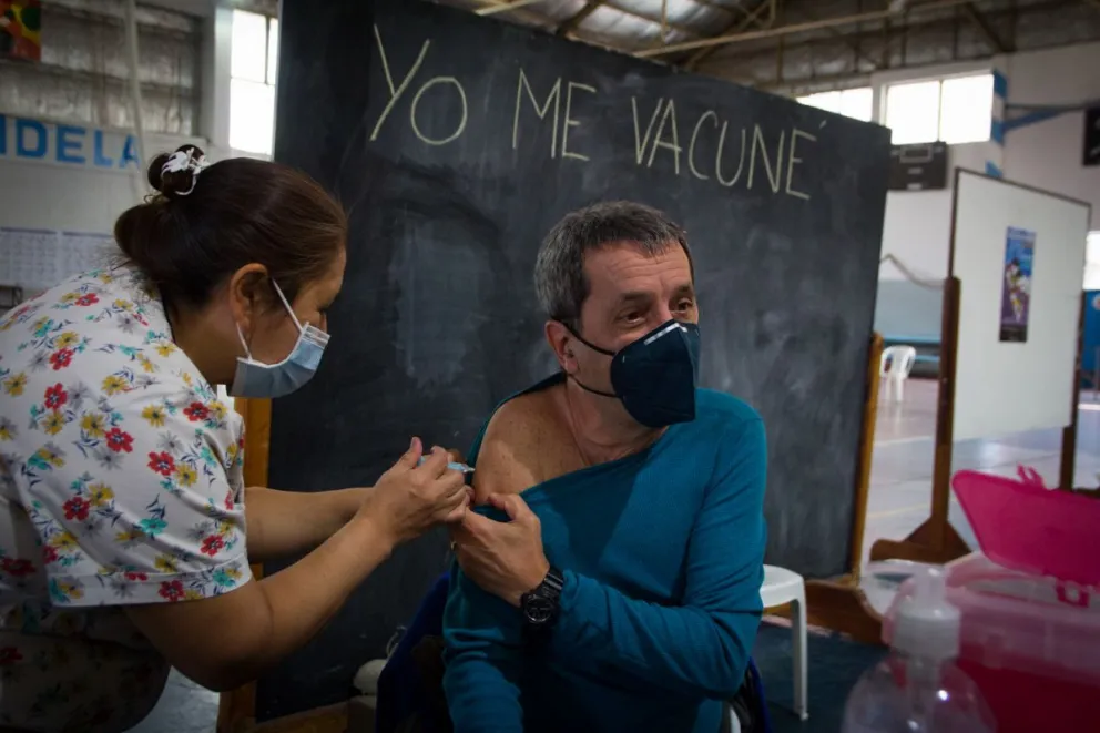 Comenzaron a aplicar la segunda dosis de la vacuna Sinopharm en Bariloche: ¿qué día me corresponde?