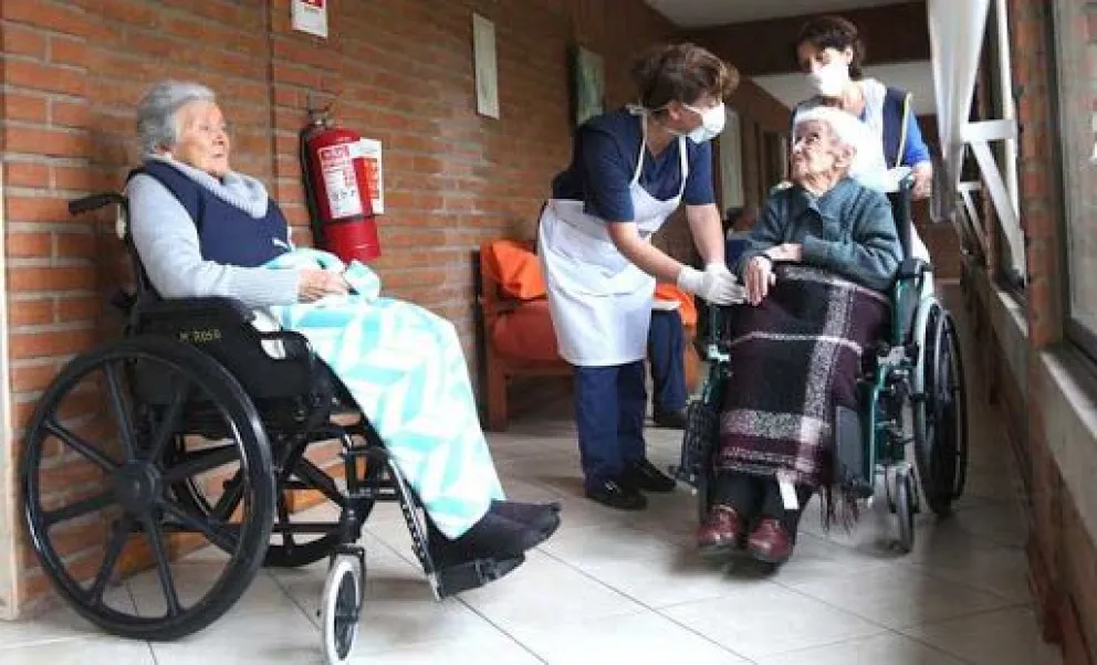 Lo encontraron atado, encerrado y maltratado, ahora podría terminar en una residencia para adultos mayores