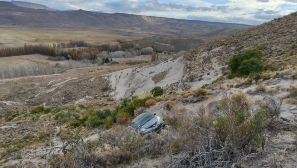 Paró a fumarse un porro y arrancó marcha atrás: cayó por un barranco
