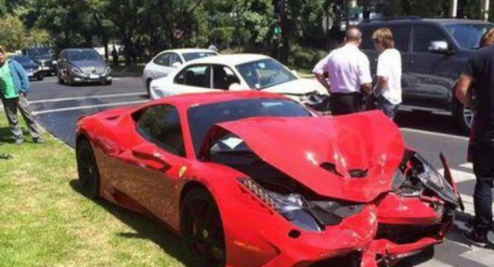 Video: compró una Ferrari y la chocó cuando la estaba probando
