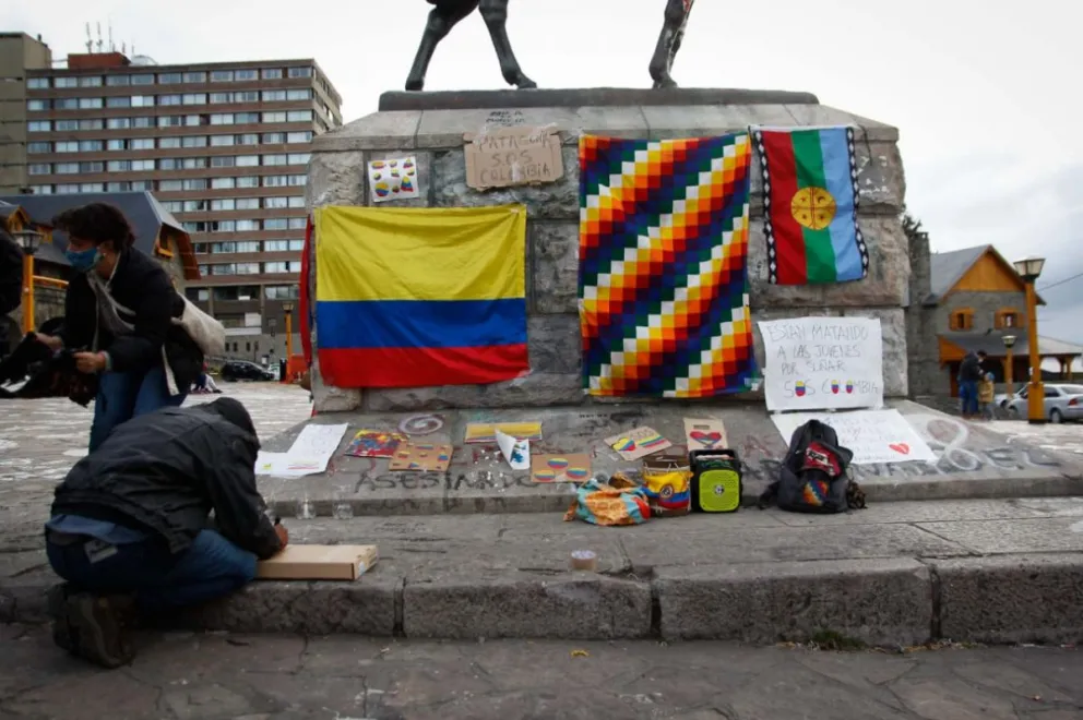 Colombianos que residen en Bariloche se manifestaron pidiendo paz y justicia para su pueblo
