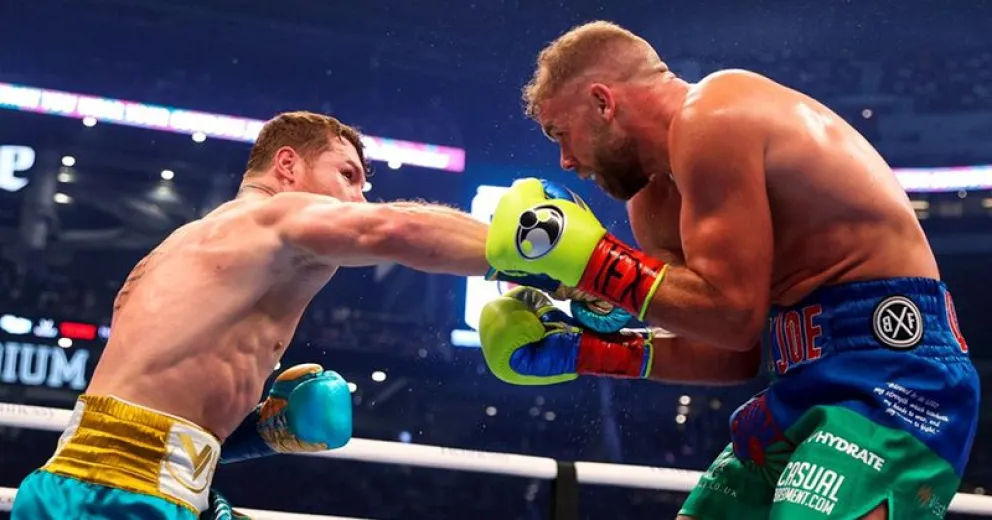 Video: Canelo Álvarez le fracturó el hueso orbital a su rival, que terminó internado