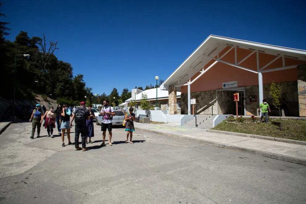 Un turista circulaba en bicicleta, se descompensó y murió en Villa La Angostura