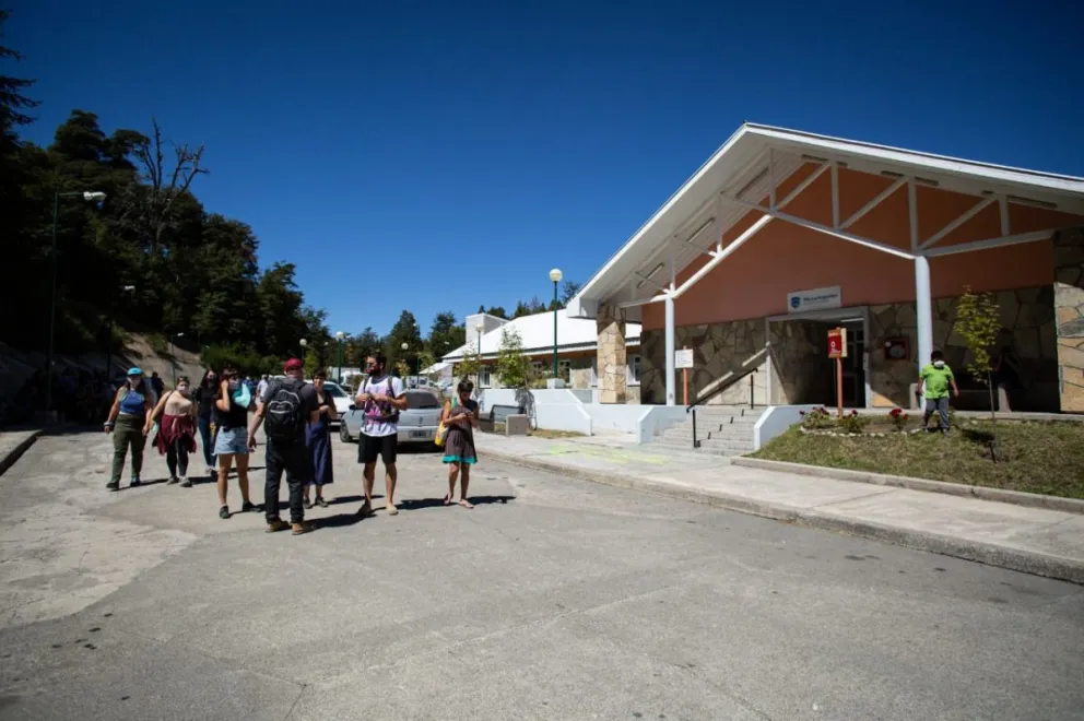 En Villa la Angostura aseguran que pueden endurecer las restricciones si no bajan los casos