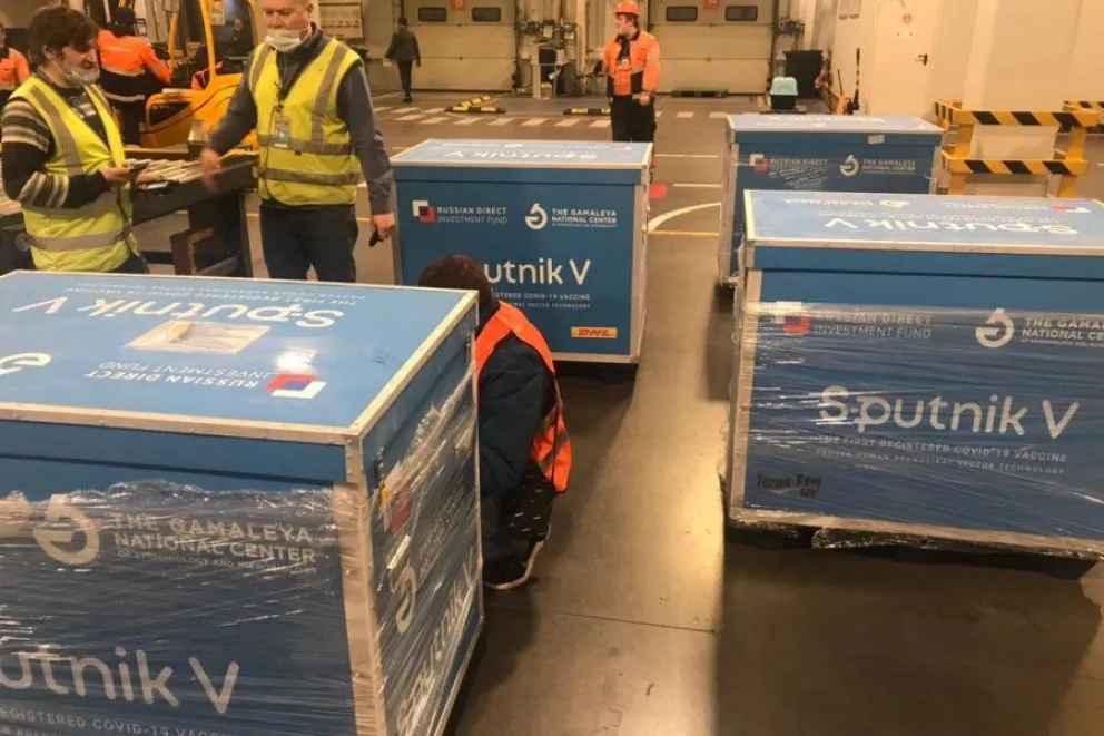Llegaron de Rusia 500 mil dosis del componente 1 de la vacuna Sputnik V