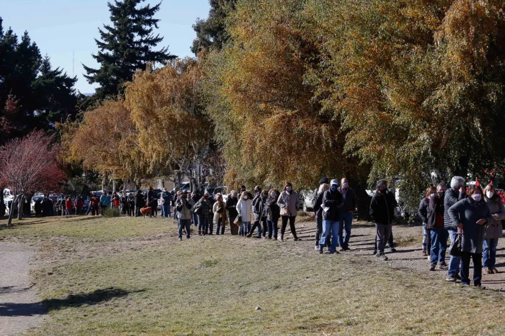 Largas filas para la vacunación de mayores de 60 años 