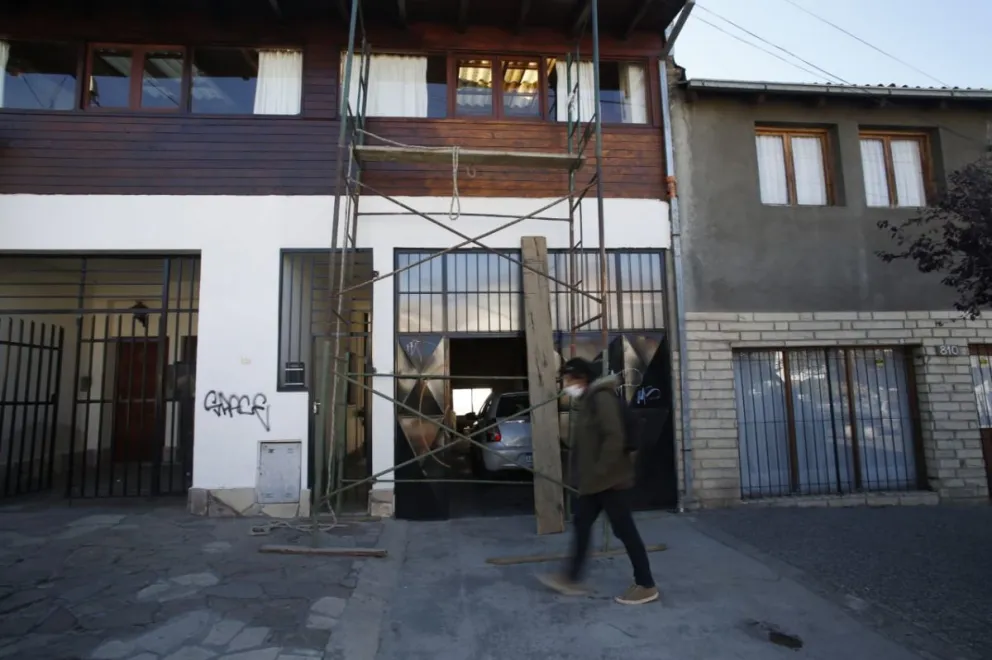 Se cayó un tablón de un andamio y golpeó a un obrero en la cabeza