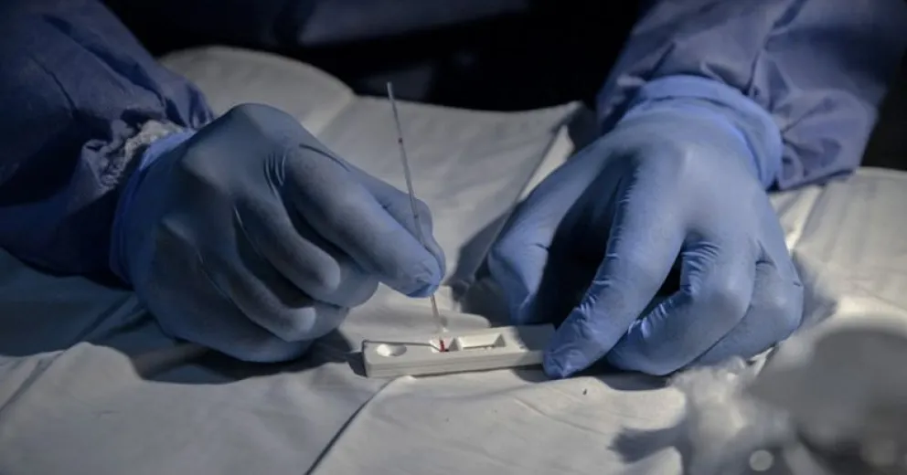 Un rionegrino llegó de España contagiado con la variante sudafricana del COVID