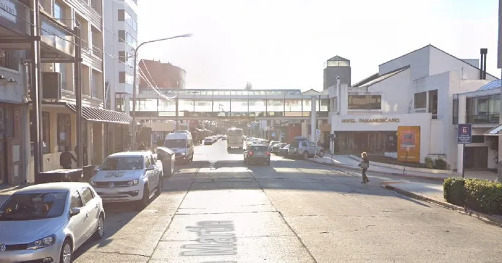 Un taxi "rozó" a una mujer, la desestabilizó y fue golpeada por otro vehículo