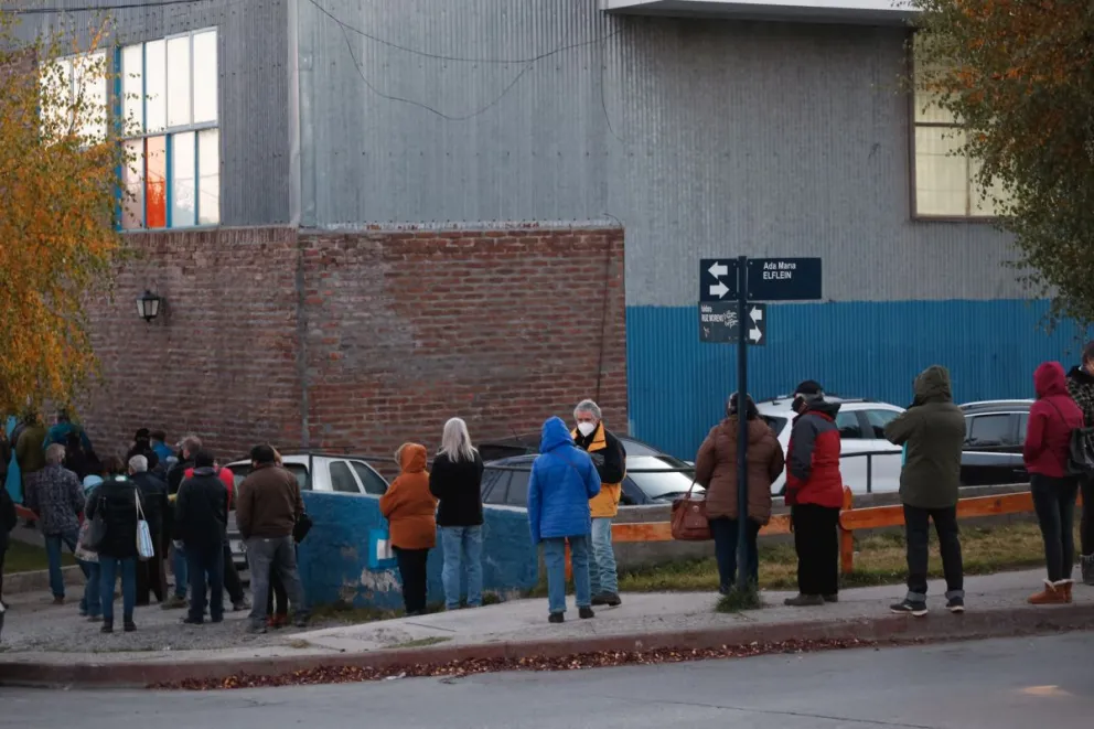Nuevamente largas filas durante la mañana para la segunda dosis de Sinopharm