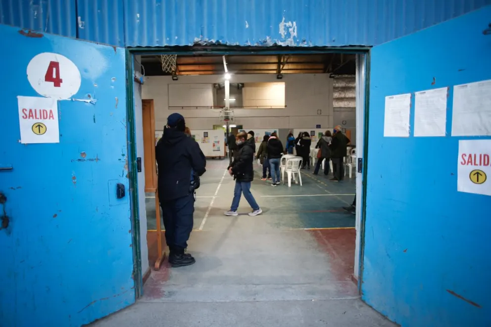 Personas de entre 40 y 50 años sin factores de riesgo ya pueden anotarse para la vacuna