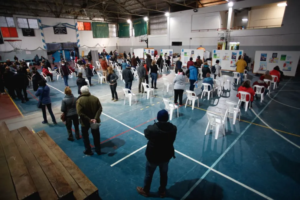 Atención barilochenses de entre 40 y 49 años: ya están llamando a quienes se inscribieron para vacunarse