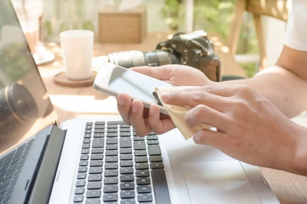 Cómo desinfectar los aparatos electrónicos más expuestos a los virus