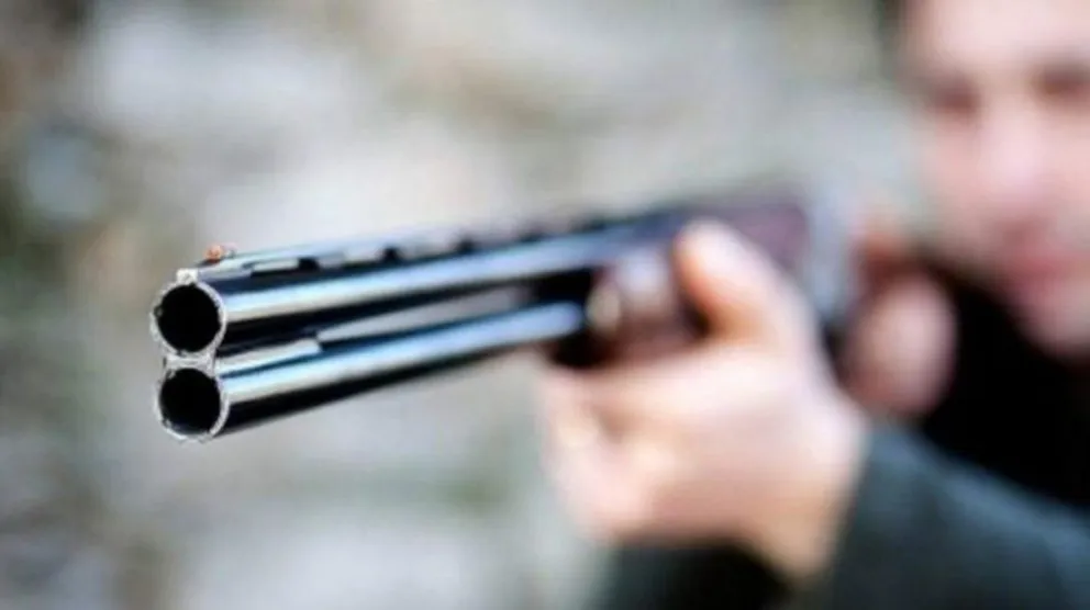 Vio a un sexagenario acosar a su hija, buscó su escopeta y le voló los genitales