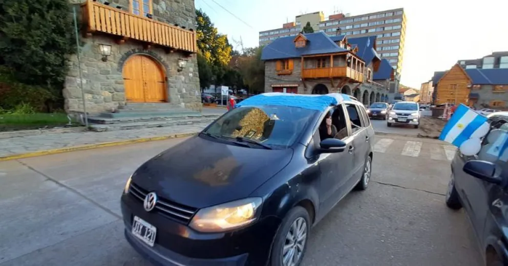 A los bocinazos, para que aseguren el regreso a las aulas