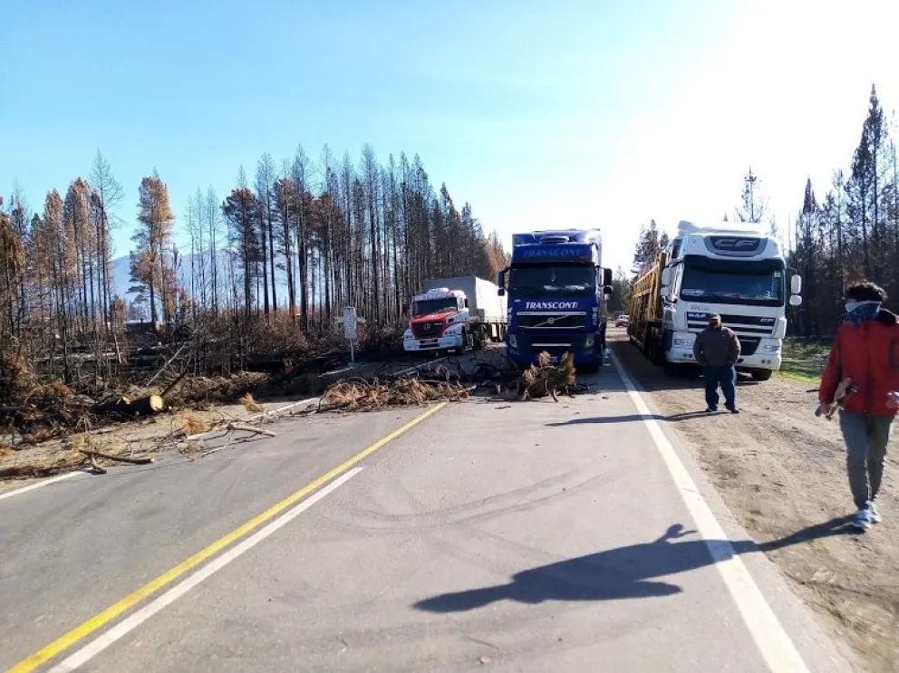 Se prolonga el corte sobre Ruta 40 por un reclamo antiminero
