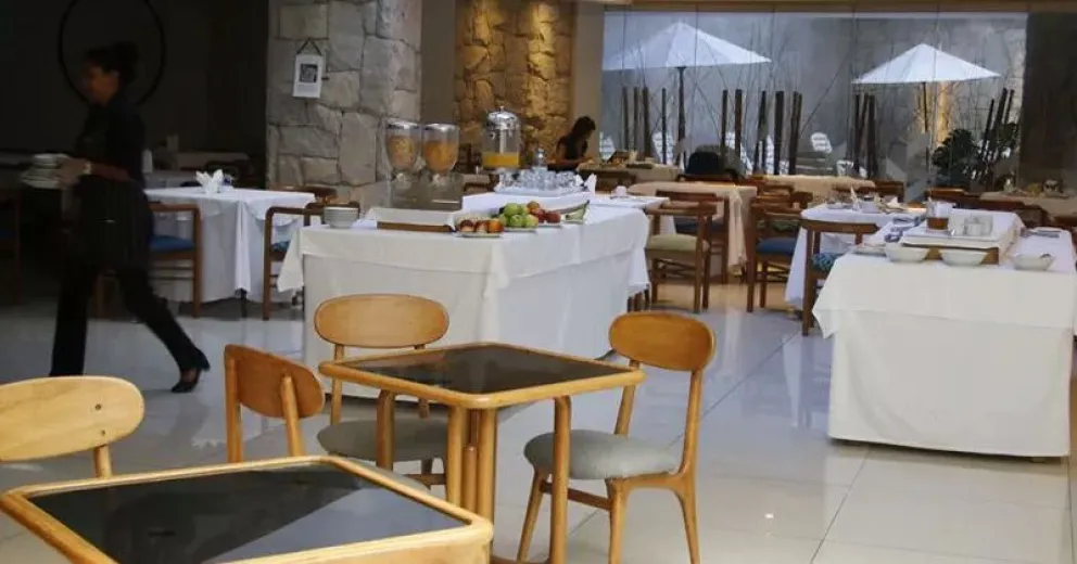 Las empresas gastronómicas y hoteleras quedan eximidas de abonar las cargas patronales hasta fin de año