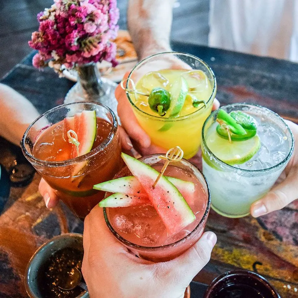 En el día mundial del cóctel: cómo hacer los clásicos mojito, caipi y daiquiri