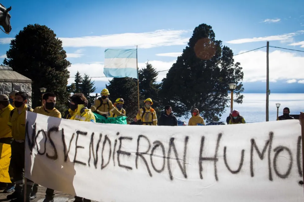 Protestas de combatientes de incendios y guardaparques en el Centro Cívico