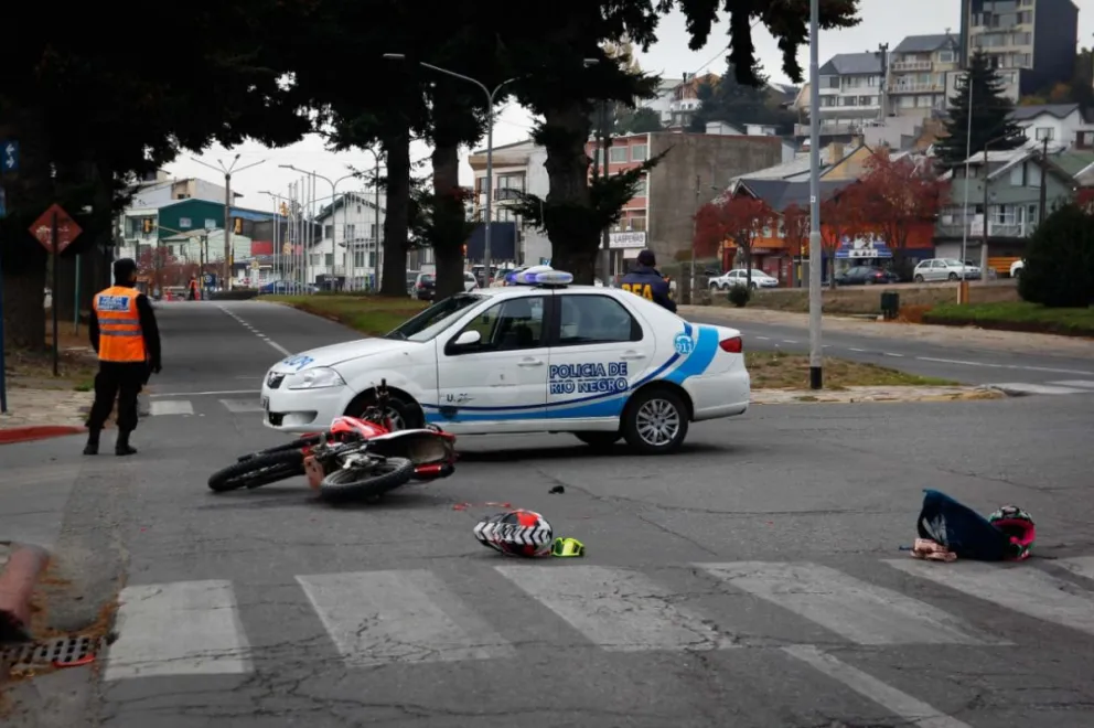Un motociclista y su acompañante hospitalizados tras un accidente ocurrido en Sáenz Peña y 12 de Octubre